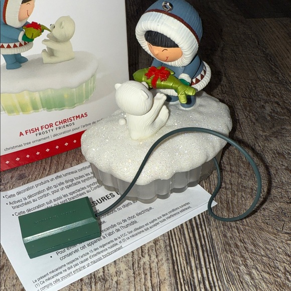 Hallmark Keepsake Ornament - A Fish For Christmas 2015 Frosty Friends - Picture 2 of 7